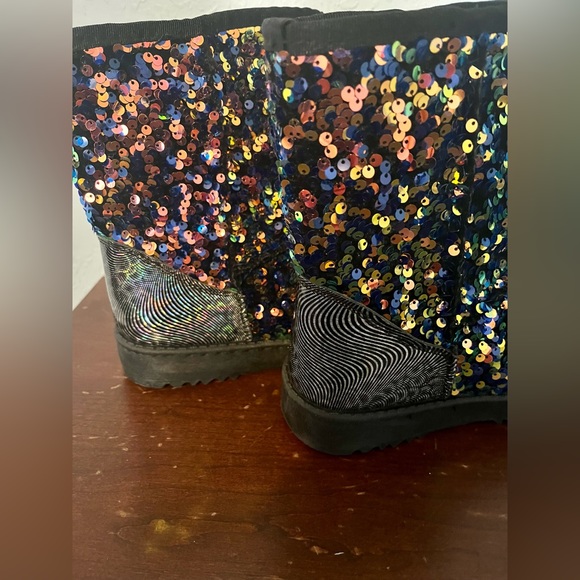 Black Sequins Round Toe Warm Cozy Boots Size 6.5 Brand Forever - Picture 2 of 6